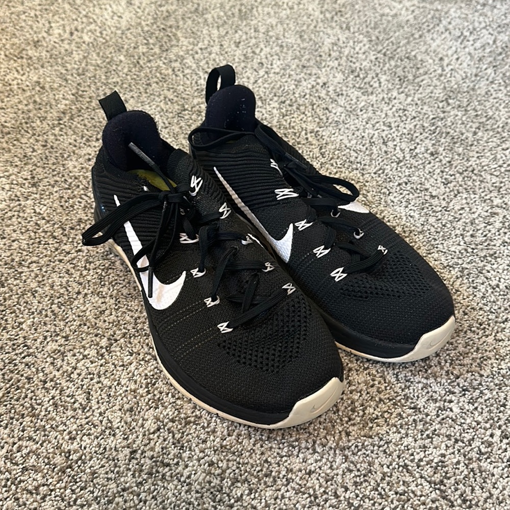 Black Nike Tennis Shoes